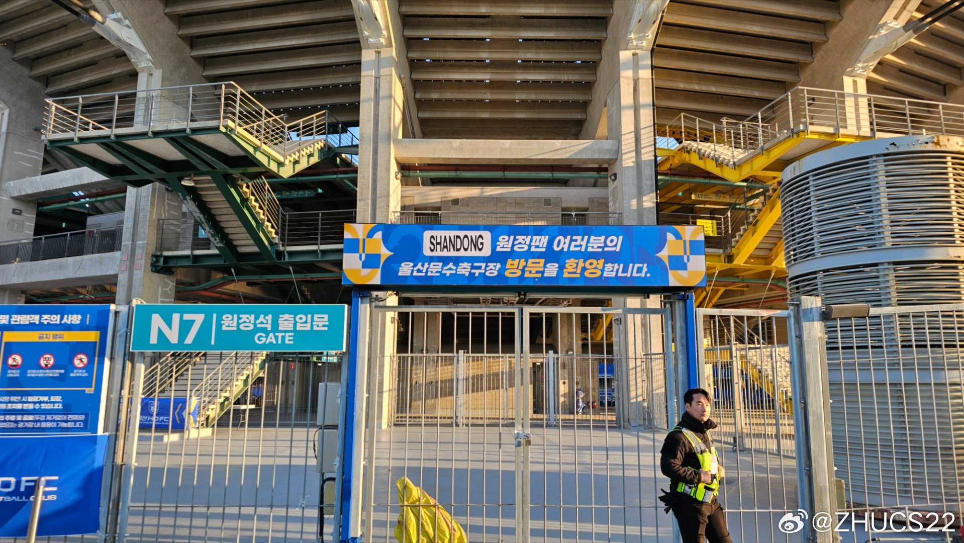  博主：蔚山現場(chǎng)工作人員、轉播車(chē)、安保在準備撤場(chǎng)，場(chǎng)外一片安靜