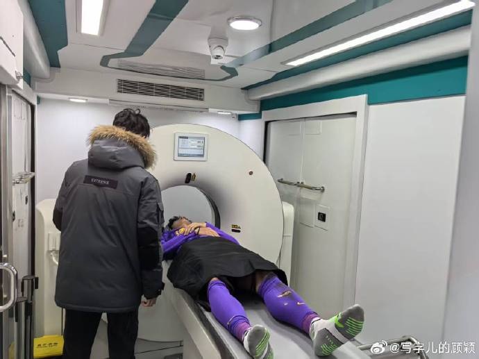  補時(shí)階段頭部被撞，天津記者：目前謝維軍正在醫院接受檢查