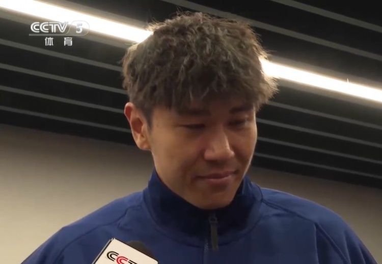  鐵漢柔情！三鎮球員劉奕鳴探望患病小球迷時(shí)哽咽