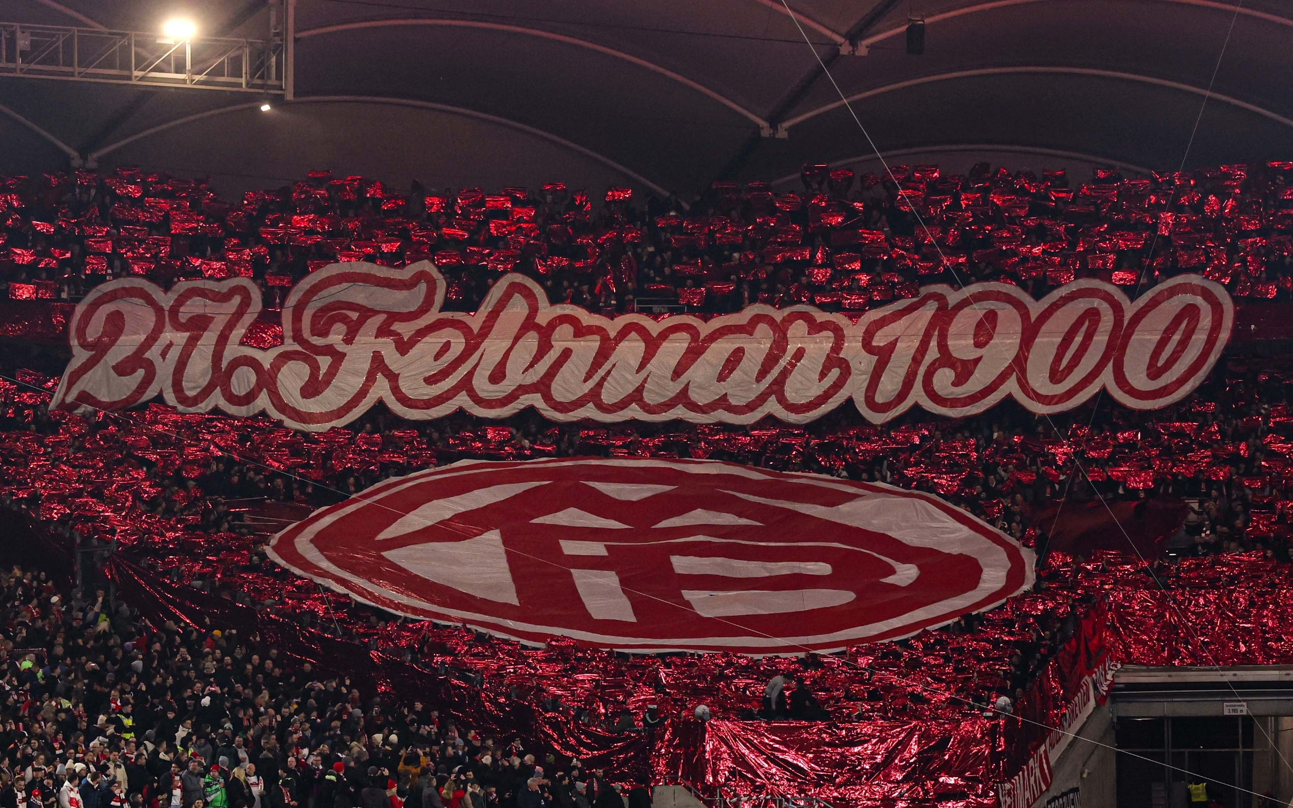  拜仁球迷在看臺展示TIFO，慶祝俱樂(lè )部成立125周年