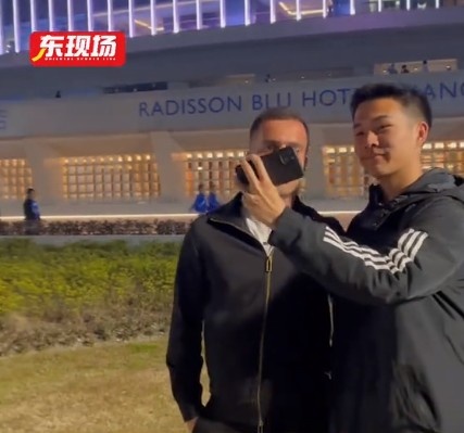  塞爾吉尼奧現身上海八萬(wàn)人體育場(chǎng)，并與球迷親切打招呼合影