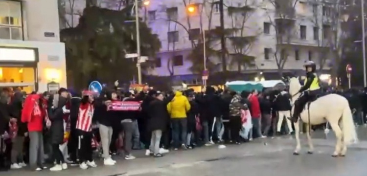  馬競球迷進(jìn)入伯納烏時(shí)向人群投擲雜物，導致安保對其進(jìn)行脫鞋檢查