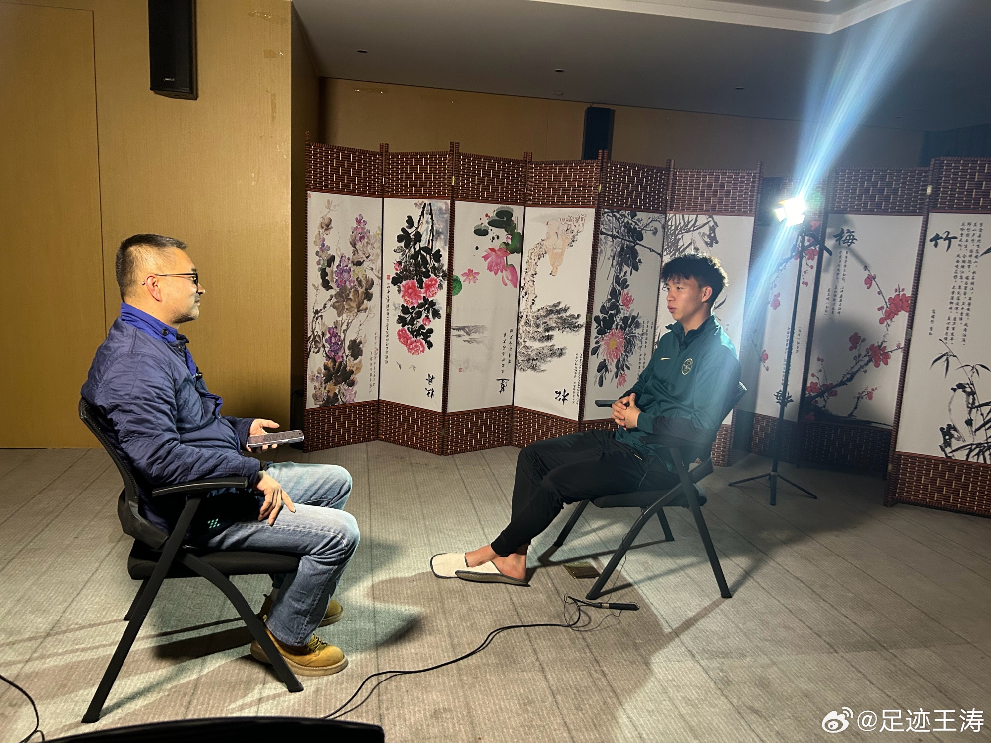  記者：王鈺棟視韋世豪為偶像&想加他微信，現進(jìn)了國足不知加到?jīng)]