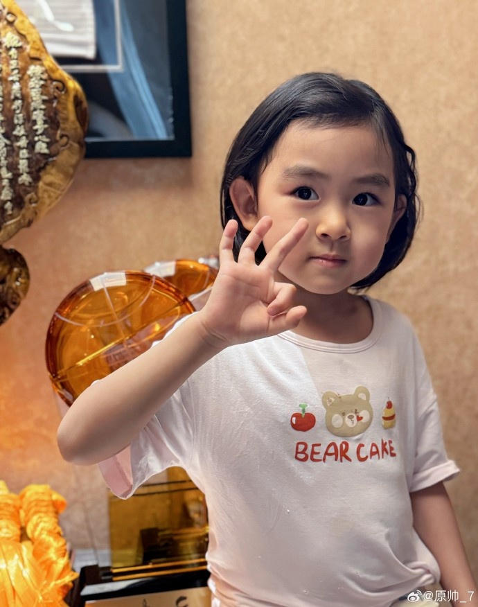  三分大賽三冠王！原帥曬三冠獎杯：完成了女兒給安排的任務(wù)！