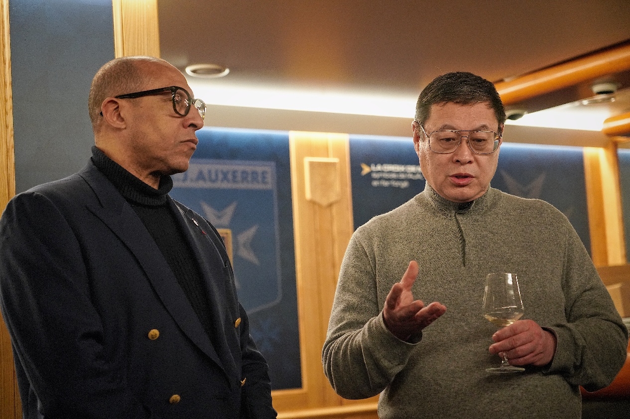  法國足協(xié)主席迪亞洛做客歐塞爾，并與董事會(huì )主席周云杰會(huì )晤
