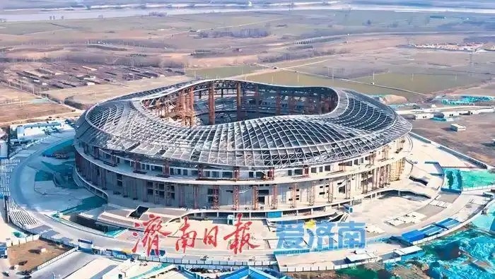  魯媒：戴上1.6萬(wàn)噸“鋼鐵巨冠”，黃河體育中心球場(chǎng)完成屋蓋施工