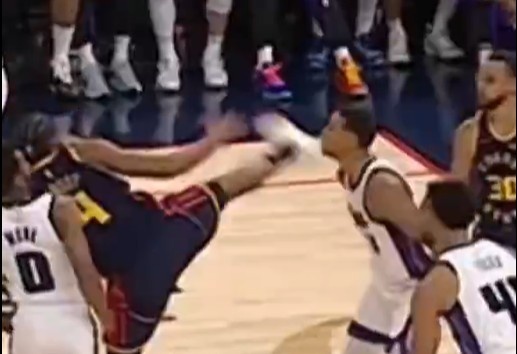  抬腳過(guò)高踢到了對手下巴！NBA官方：穆迪這一動(dòng)作被判1級惡犯