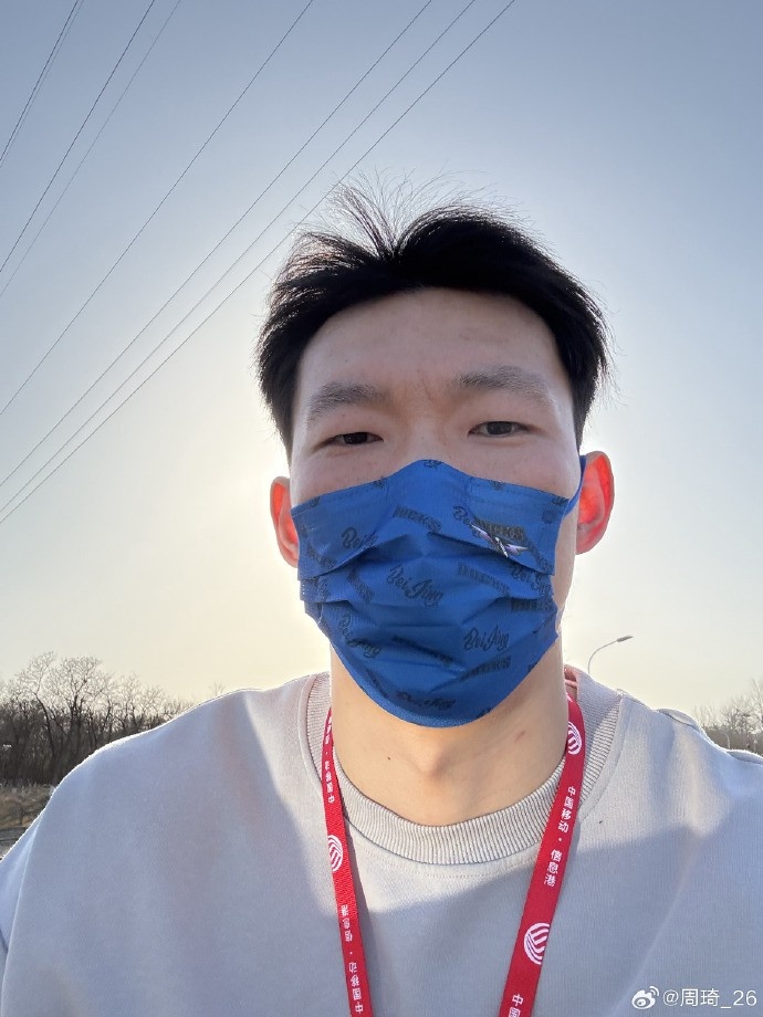  悠閑！周琦騎京牌電動(dòng)車(chē)出行：太陽(yáng)出來(lái)了 開(kāi)京牌兜兜風(fēng)！