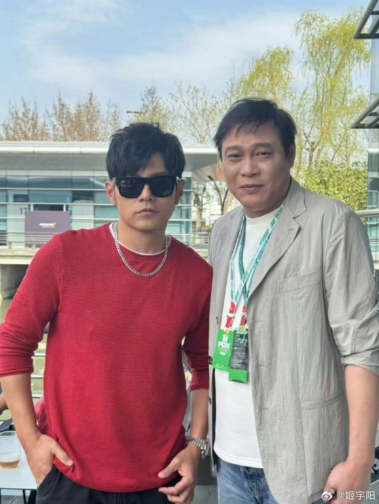  上海觀(guān)戰F1！記者曬范志毅與周杰倫合影照