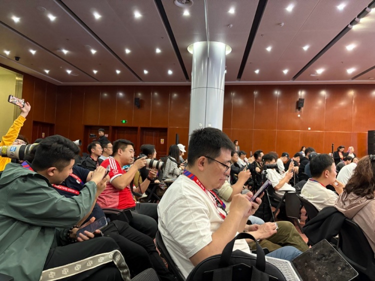  萬(wàn)眾矚目！記者擠滿(mǎn)國足賽前新聞發(fā)布廳，賽場(chǎng)記者預計超300人