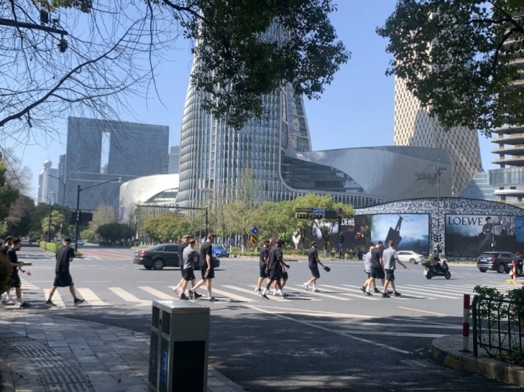  心態(tài)放松，有網(wǎng)友拍到澳大利亞隊早上在萬(wàn)象城citywalk