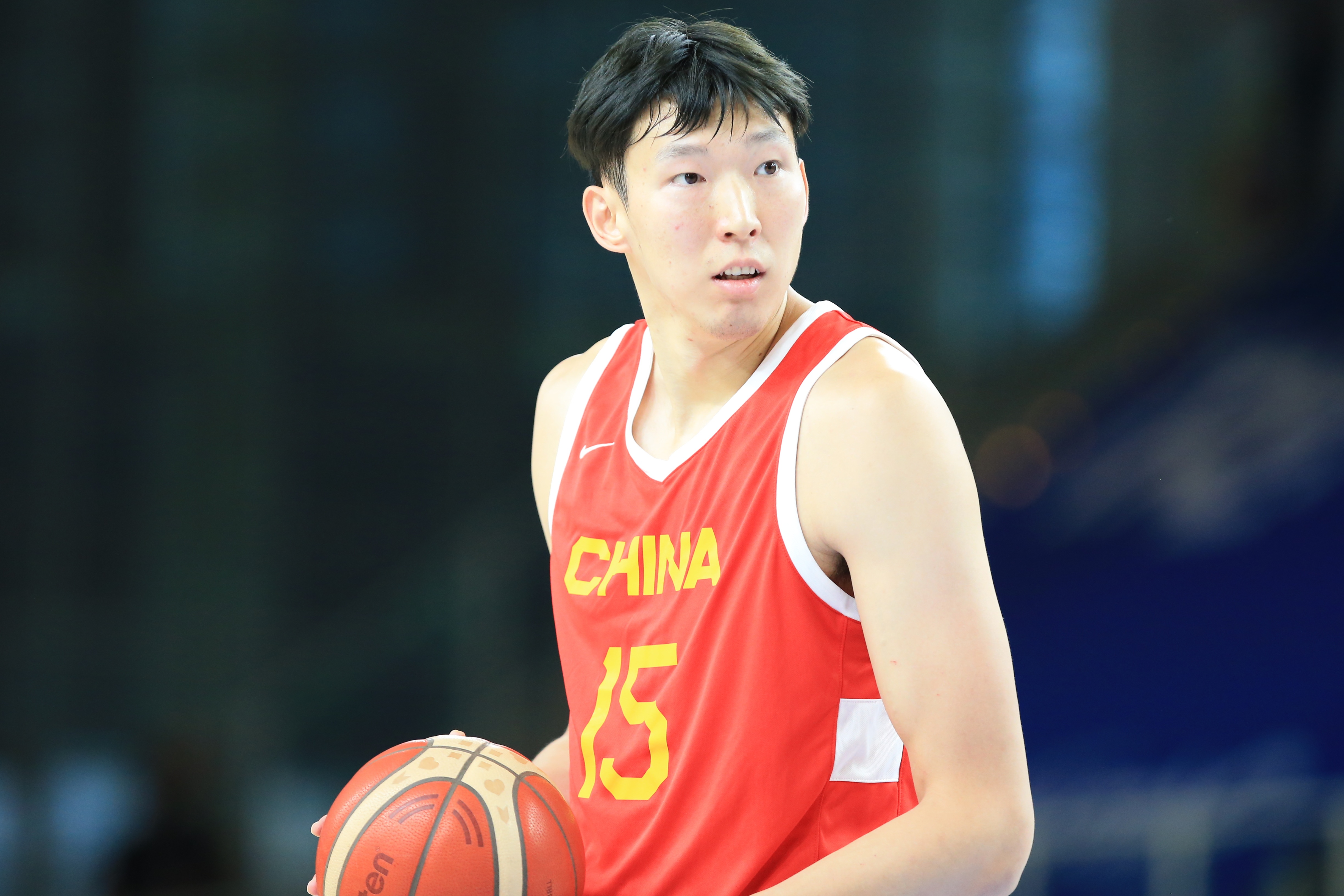  打得不錯！周琦攻防建樹(shù) 半場(chǎng)4投2中得到5分3板1斷1帽0失誤