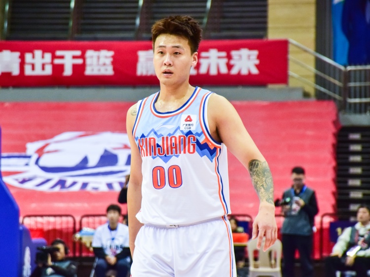  狀態(tài)不俗！趙睿半場(chǎng)9中4拿到15分5籃板