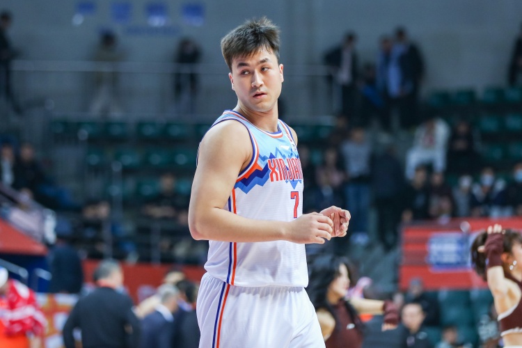  防到5犯被提前罰下！艾孜麥提全場(chǎng)9中3 貢獻9分1板1斷