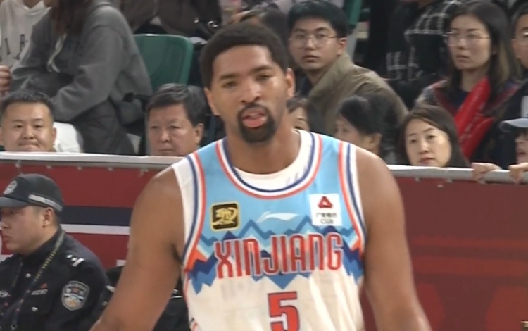  狀態(tài)出色！勞森首節打滿(mǎn)10分鐘5中4高效拿到11分2板1斷